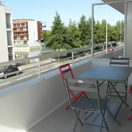 Ensoleille Avec Piscine, Balcon Et Parking Prive Aux Minimes, La Rochelle - Fr-1-246-78 * Λα Ροσέλ